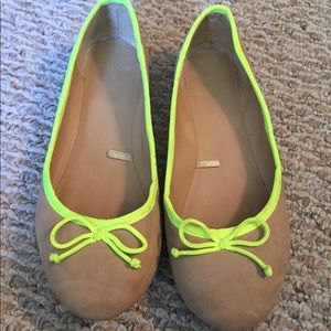 Size 8, tan with Neon yellow trim flats